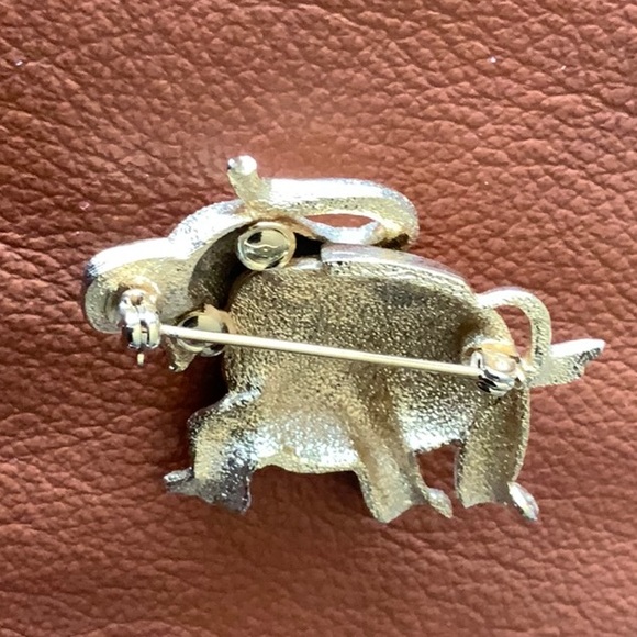 Unsigned Charming Gold Tone Elephant Pin With Sparkly Red Eye - Picture 5 of 8